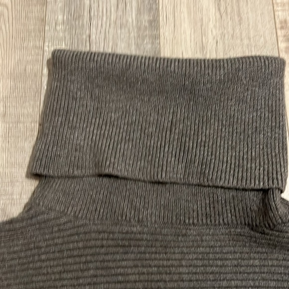 Zara Knit Cropped Turtleneck - Picture 4 of 9